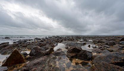 Paysage marin de la côte normande en france avec des rochers et un ciel menaçant