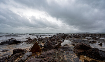 Paysage marin de la côte normande en france avec des rochers et un ciel menaçant