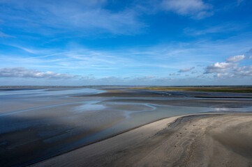 Baie du Mont Saint-Michel à marée basse dans le département de la Manche en Normandie en France