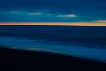 Obraz premium Impressionist abstract effect darkness at beach and sea in long exposure and using intentional camera movement background or artistic image.