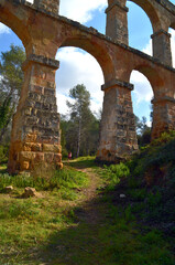 Fototapeta na wymiar pilares acueducto romano en Tarragona (España)