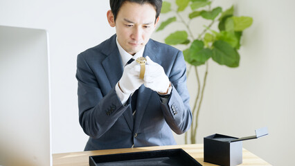 腕時計を査定する鑑定士 © polkadot