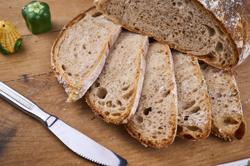 Sesam-Dinkelkruste-Brot geschnitten auf Holzbrett