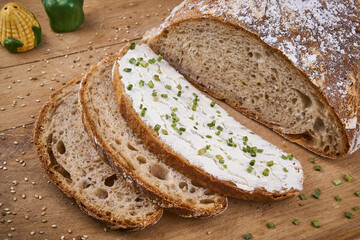 Sesam-Dinkelkruste-Brot mit Frischk&auml;se & Schnittlauch