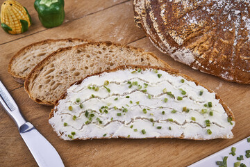 Sesam-Dinkelkruste-Brot mit Frischk&auml;se & Schnittlauch