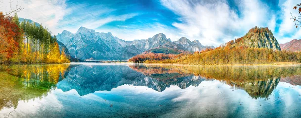 Foto op Canvas Schilderachtige herfstscène van zonnige ochtend op het Almsee-meer. Populaire reisbestemming. © pilat666
