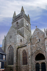 Fototapeta premium Quimperlé. Eglise Notre-Dame de l'Assomption. Finistère. Bretagne