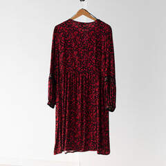 Vestido estampado colgado en percha
