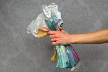 bunte Plastik Tüte von Hand gehalten