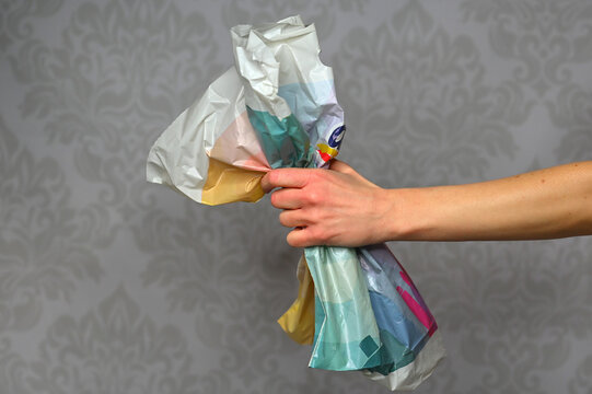 bunte Plastik T&uuml;te von Hand gehalten