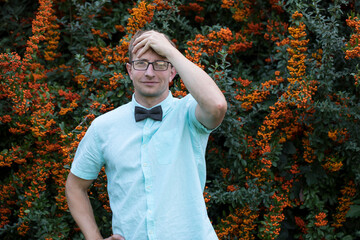 Obraz premium Portrait of an excited happy man pointing his finger up at copyspace