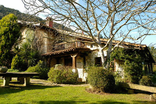 Restaurante Baserri Maitea, precioso caser&iacute;o del s. XVII en plena reserva de Urdaibai, Forua, Vizcaya, Pa&iacute;s Vasco.