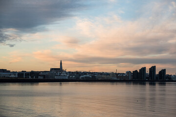 Fototapeta premium Skyline der isländischen Hauptstadt Reykjavik mit ihrem Wahrzeichen, der Hallgrimskirkja