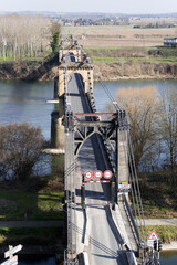 Pont suspendu au-dessus de la Garonne et du canal latéral à la sortie du Mas d'Agenais en Lot et Garonne