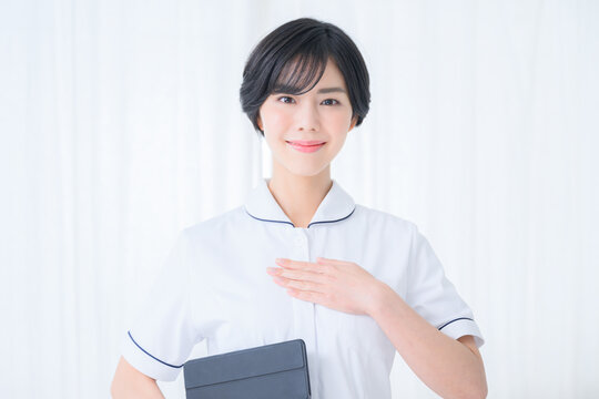 メインビジュアルにも！お任せしたくなる美容系ナースや看護師のイメージに使いやすい女性　コピースペースあり 白衣