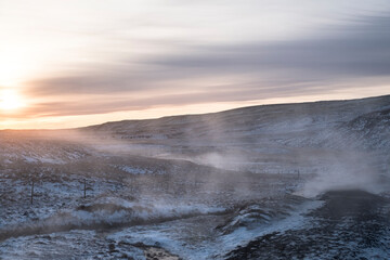 Heiße Quellen und ein heißer Bach des Hochtemperaturgebietes des Zentralvulkans Grensdalur im Tal Reykjadalur nahe Hveragerði