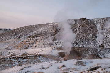 Heiße Quellen und ein heißer Bach des Hochtemperaturgebietes des Zentralvulkans Grensdalur im Tal Reykjadalur nahe Hveragerði