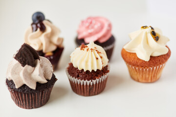 Verschiedene Cupcakes mit unterschiedlichen Toppings