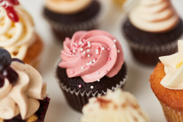 Cupcake mit Himbeercreme und Zuckerperlen zwischen