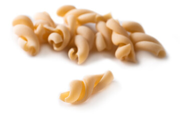 Pasta casereccia italiana su fondo bianco 