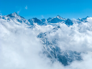 Sommets des Alpes dans les nuages
