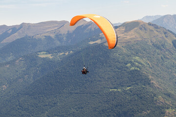 pareja de jóvenes volando en parapente
