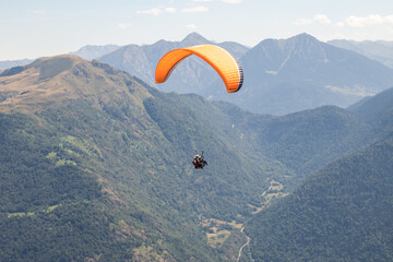 pareja de jóvenes volando en parapente