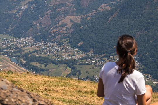 pareja de j&oacute;venes volando en parapente