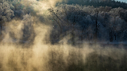 霧氷と光芒　気嵐の鳥沼公園　富良野　冬