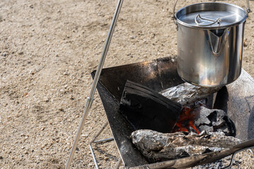 焚火三脚と焚火台の上で温めるケトル