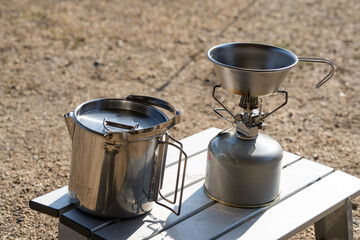 キャンプ用ガスとシェラカップとケトル