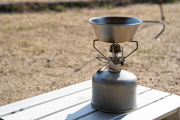 キャンプ用ガスとシェラカップ