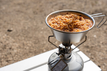 キャンプ用ガスとシェラカップで作るキャンプ飯