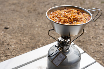 キャンプ用ガスとシェラカップで作るキャンプ飯