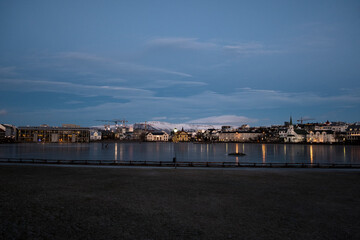 Fototapeta na wymiar Blick über den Stadtteich Tjörnin in Reykjavik
