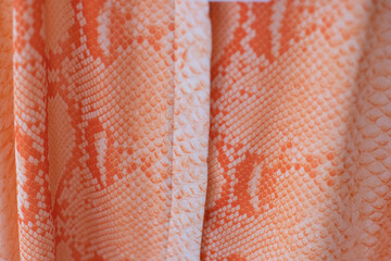 Detalle de camisa color naranja