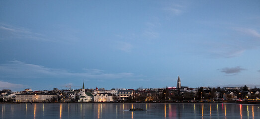 Naklejka premium Stadtsee Tjörnin mit der Skyline von der Innenstadt Reykjavik