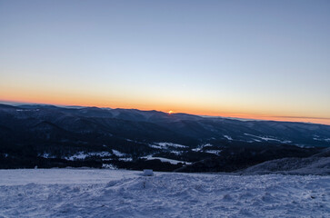 Fototapeta na wymiar Zachód słońca w Bieszczadach w zimie 