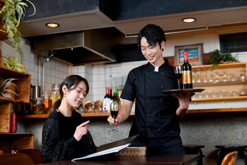 飲食店（レストラン）で働くアジア人の男性