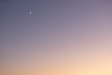 夕暮れの空に浮かぶ月