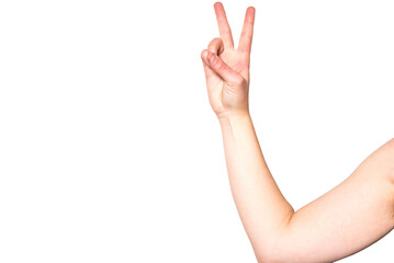 Un brazo de una mujer haciendo el gesto con la mano del número dos. Mano femenina haciendo el símbolo de victoria sobre fondo blanco.