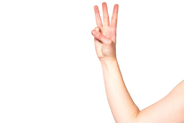 Un brazo de una mujer haciendo el gesto con la mano del número tres. Mano femenina con la palma abierta sobre fondo blanco.