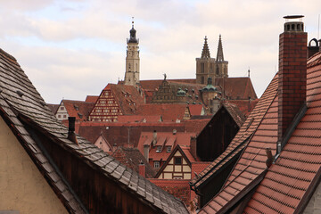 Rothenburger Blickwinkel; Rathausturm und St.-Jakobs-Kirche von der Stadtmauer am Röderschütt...