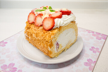 デザート　いちごのロールケーキ
