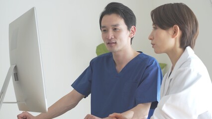 話し合う日本人