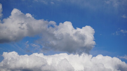 Cumulus (Cu), chmura kłębiasta – oddzielna, nieprzezroczysta, zwykle biała chmura złożona z kropel wody. Jej górna część (z wyjątkiem gatunku Cumulus fractus) ma kształt kopulasty lub kalafiorowaty. 