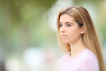 Naklejka premium Teen looking away in the street