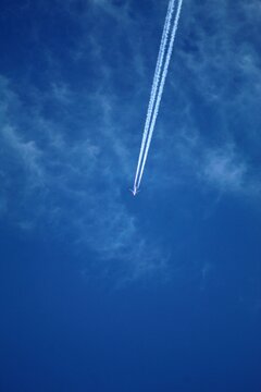 Avi&oacute;n en cielo azul