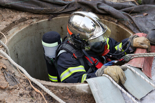 Pompier France descente dans un puit