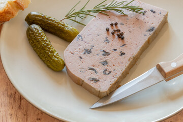 tranches de mousse de foie de porc aux champignons  dans une assiette © ALF photo